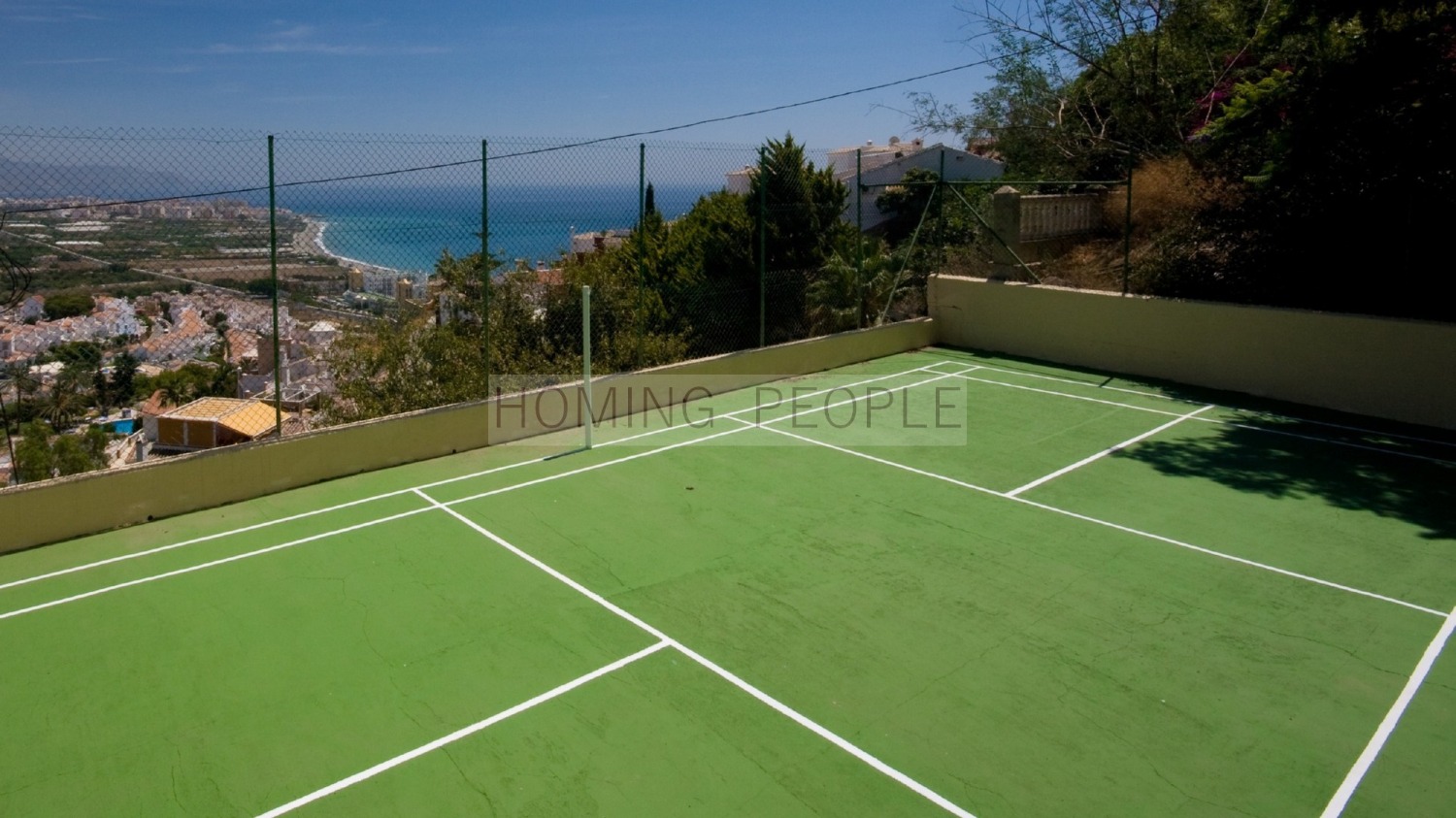 Spectacular views to Nerja on an urbanisation close to the beach and the future marina.