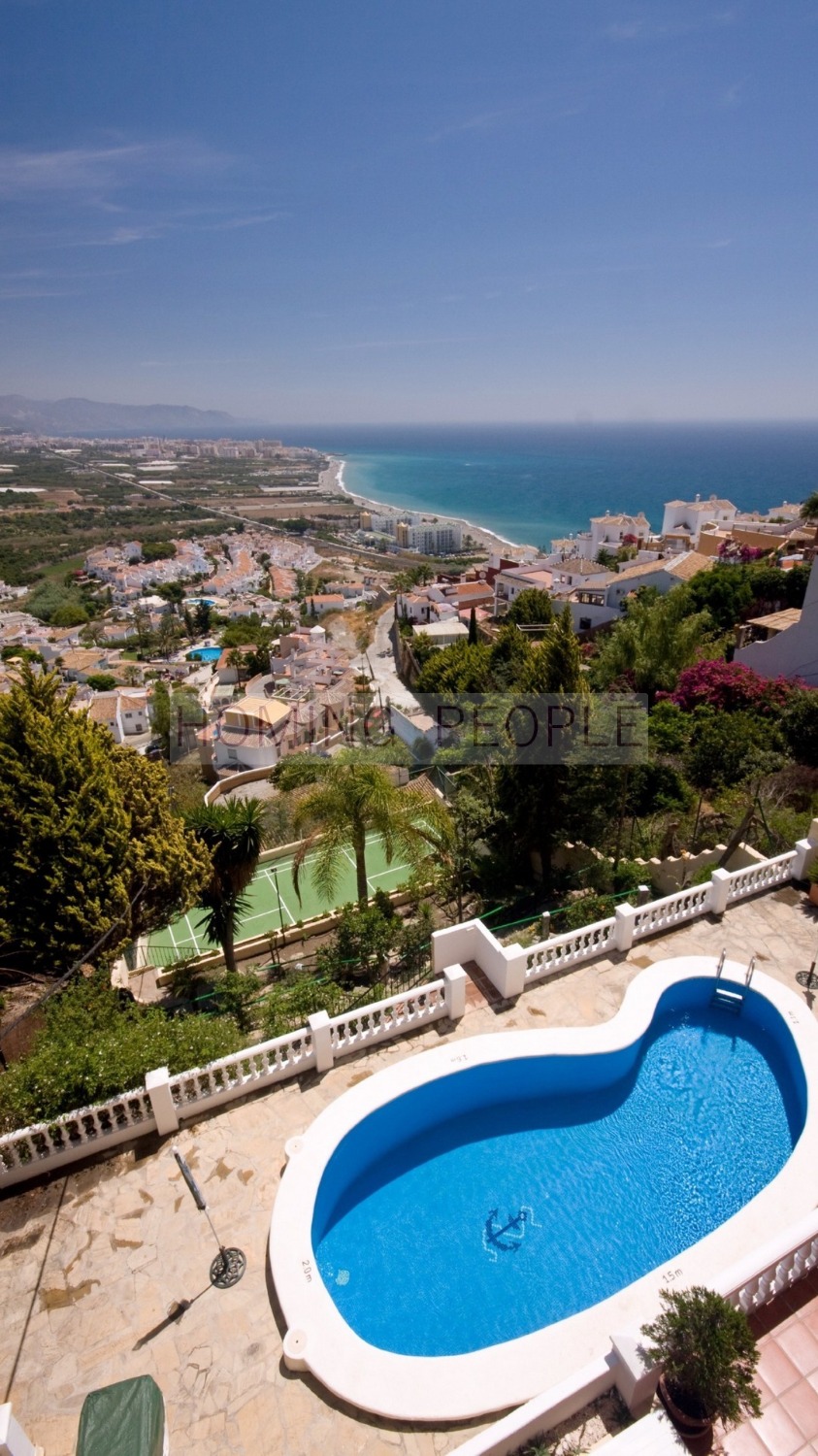 Las vistas más espectaculares de Nerja en urbanización ubicada a 300 m de la playa y próximamente del puerto.