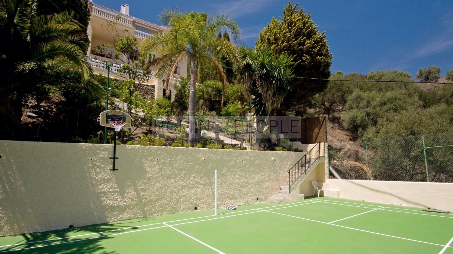 Spectacular views to Nerja on an urbanisation close to the beach and the future marina.