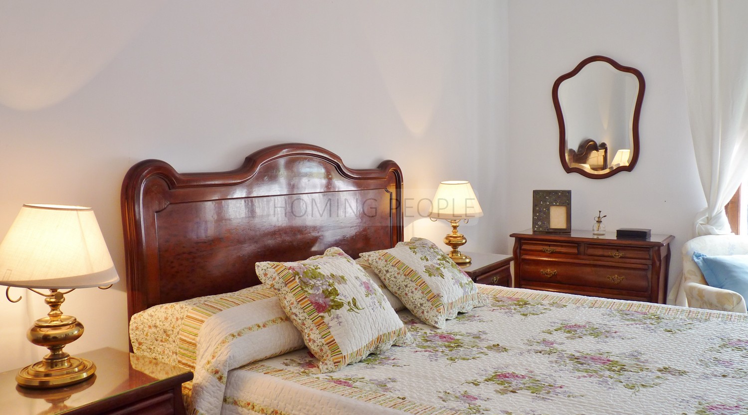 A genuine property: Charming, andalucian house with great garden and pool... yet walking distance to town !