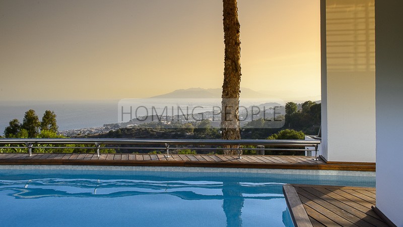 Villa de trois étages avec vue panoramique sur la ville, la mer et la montagne.