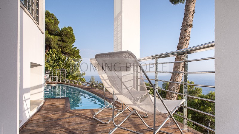 Villa de trois étages avec vue panoramique sur la ville, la mer et la montagne.