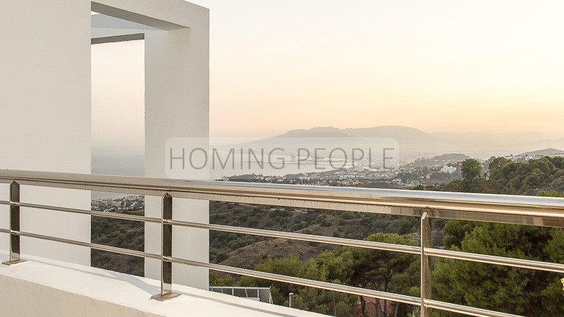 Moderna villa de tres plantas con vistas panorámicas a la ciudad, al mar, y a la montaña.