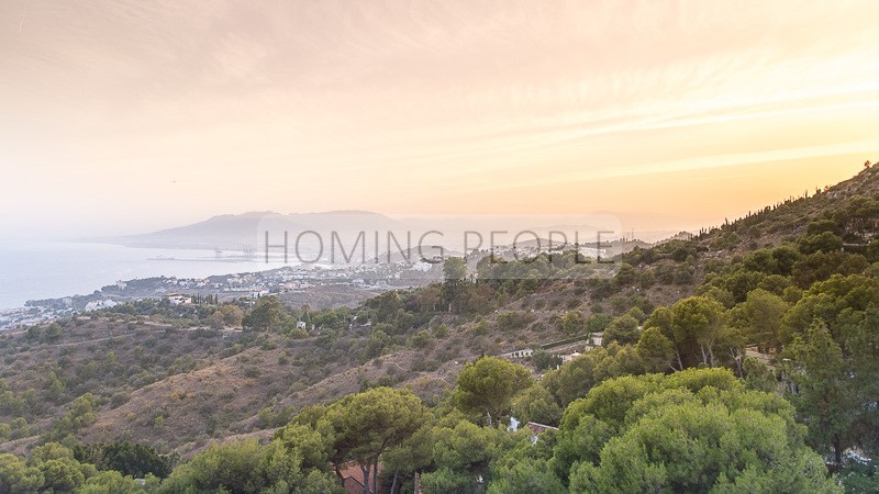 Moderna villa de tres plantas con vistas panorámicas a la ciudad, al mar, y a la montaña.