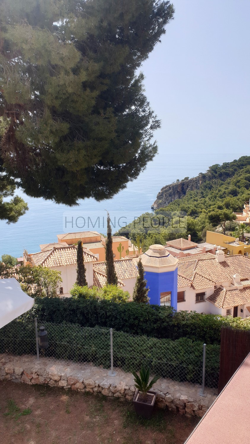 Precioso semiadosado con jardín y unas maravillosas vistas al mar