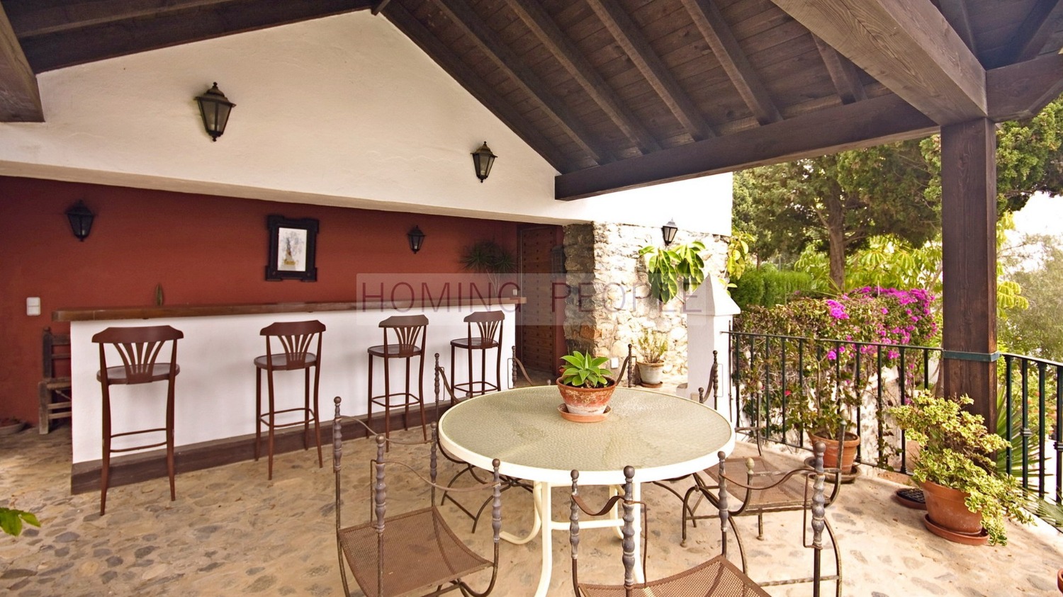Chalet inmaculado con fantásticos jardines, piscina y casita de invitados.