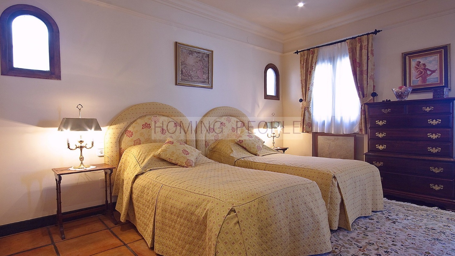 Chalet inmaculado con fantásticos jardines, piscina y casita de invitados.