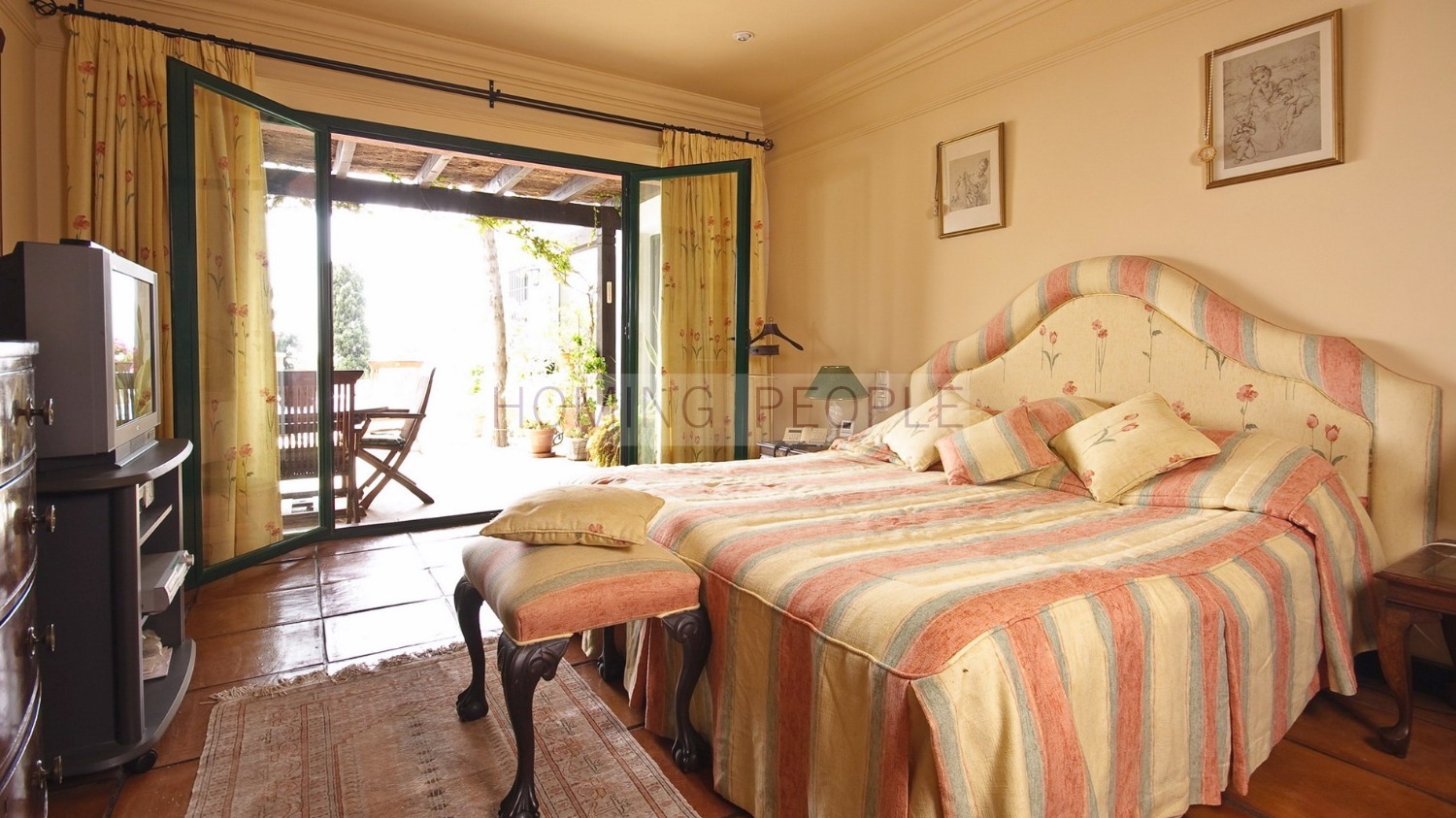 Chalet inmaculado con fantásticos jardines, piscina y casita de invitados.