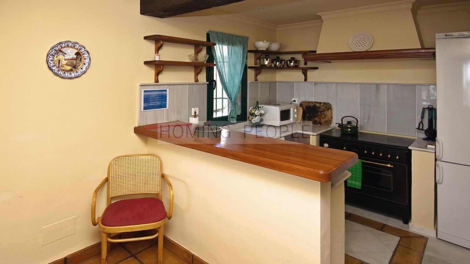 Chalet inmaculado con fantásticos jardines, piscina y casita de invitados.