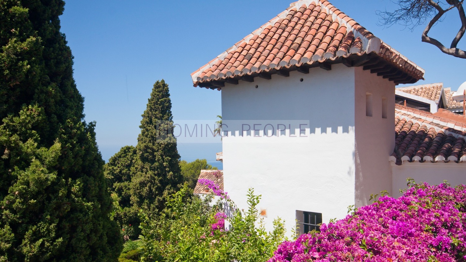 Chalet inmaculado con fantásticos jardines, piscina y casita de invitados.
