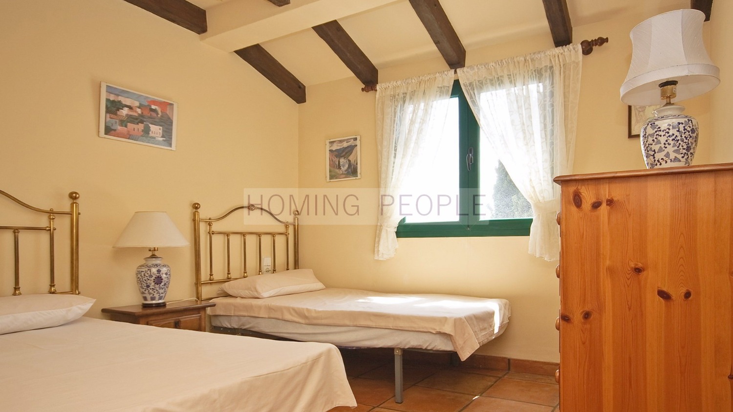 Chalet inmaculado con fantásticos jardines, piscina y casita de invitados.