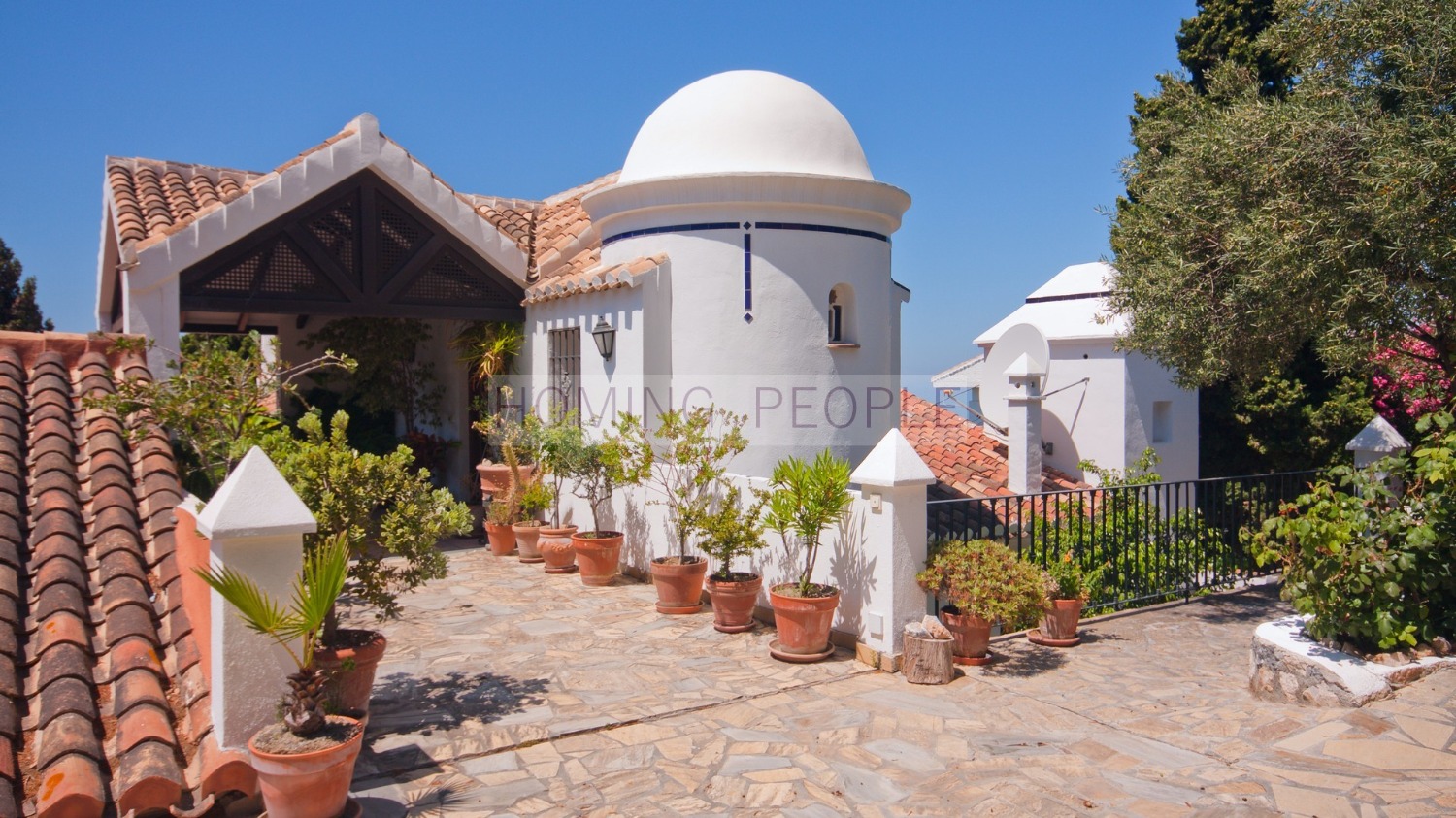 Chalet inmaculado con fantásticos jardines, piscina y casita de invitados.