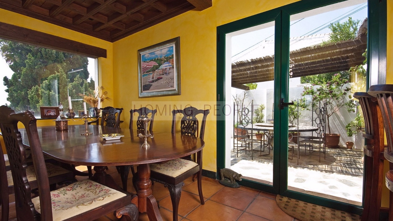 Chalet inmaculado con fantásticos jardines, piscina y casita de invitados.