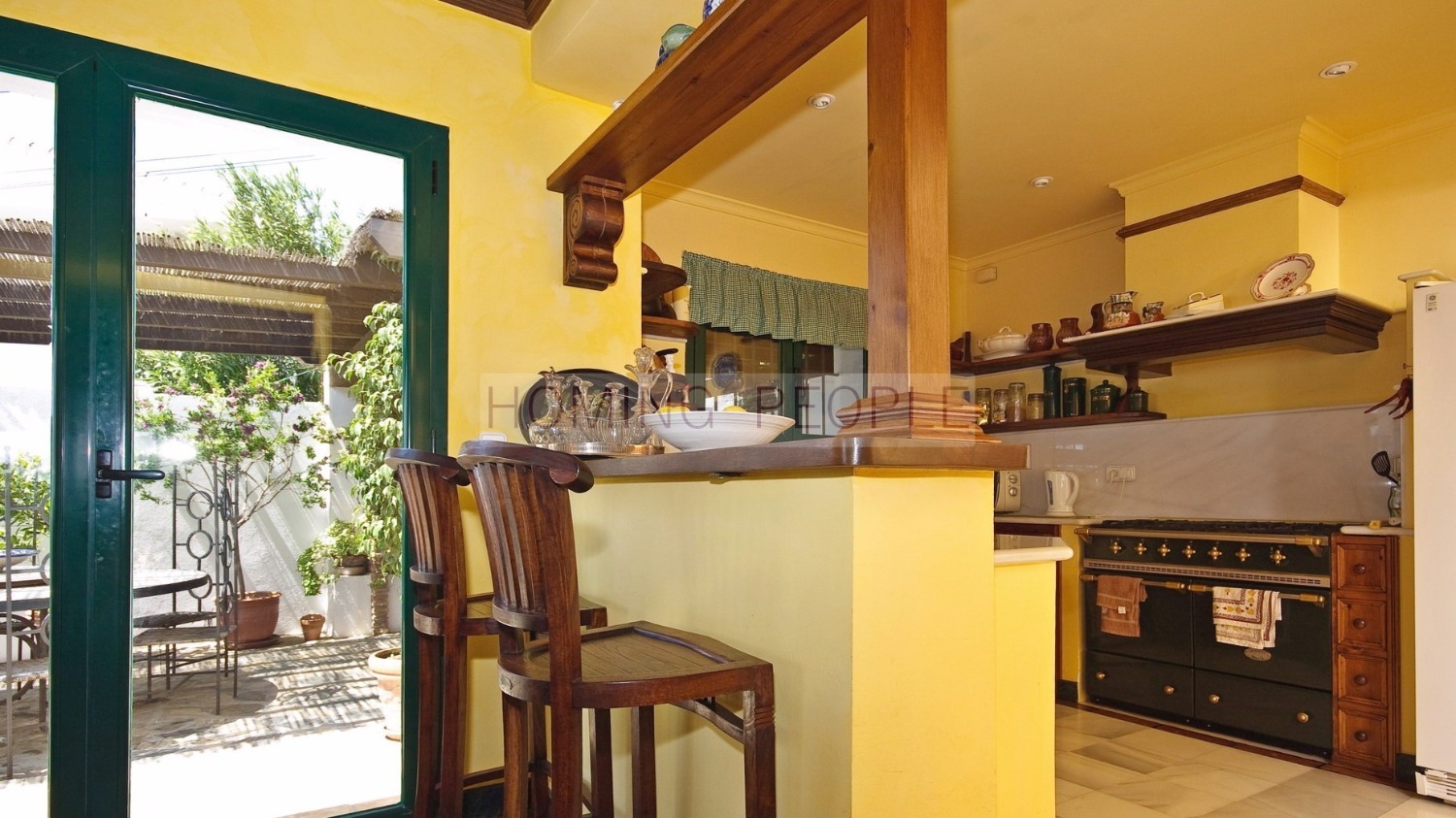 Chalet inmaculado con fantásticos jardines, piscina y casita de invitados.