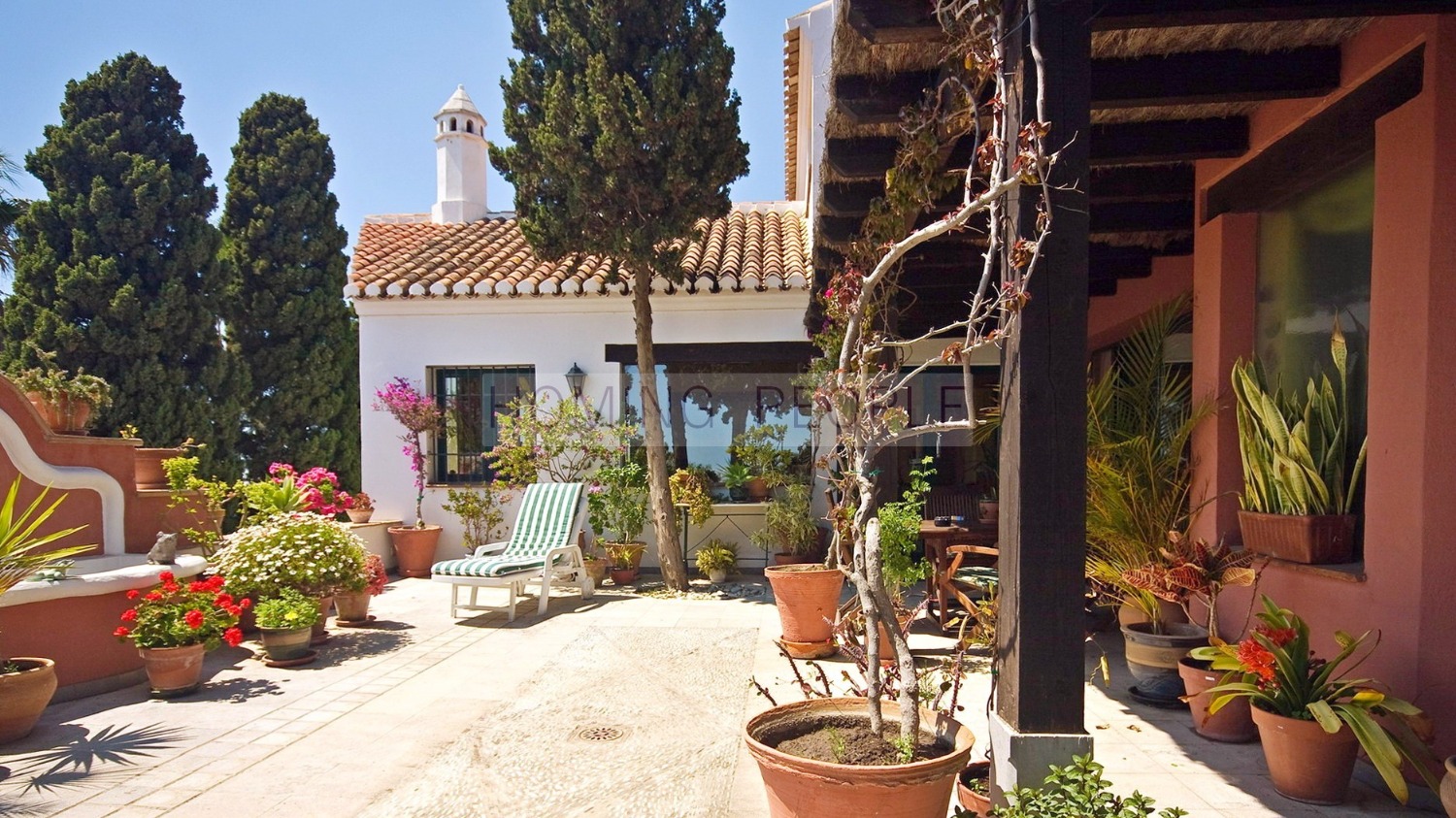 Chalet inmaculado con fantásticos jardines, piscina y casita de invitados.