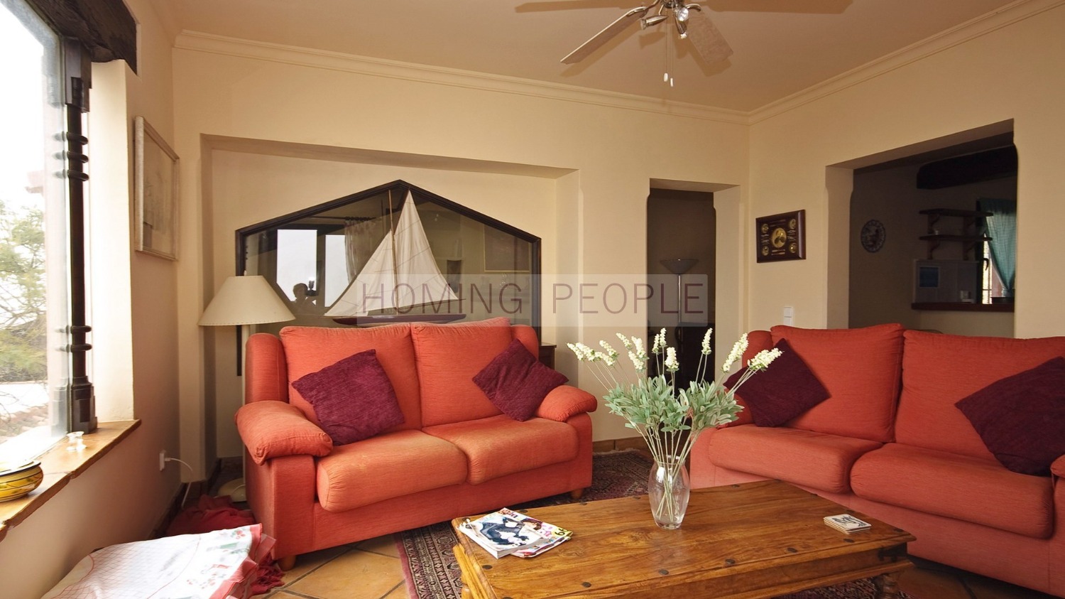 Chalet inmaculado con fantásticos jardines, piscina y casita de invitados.
