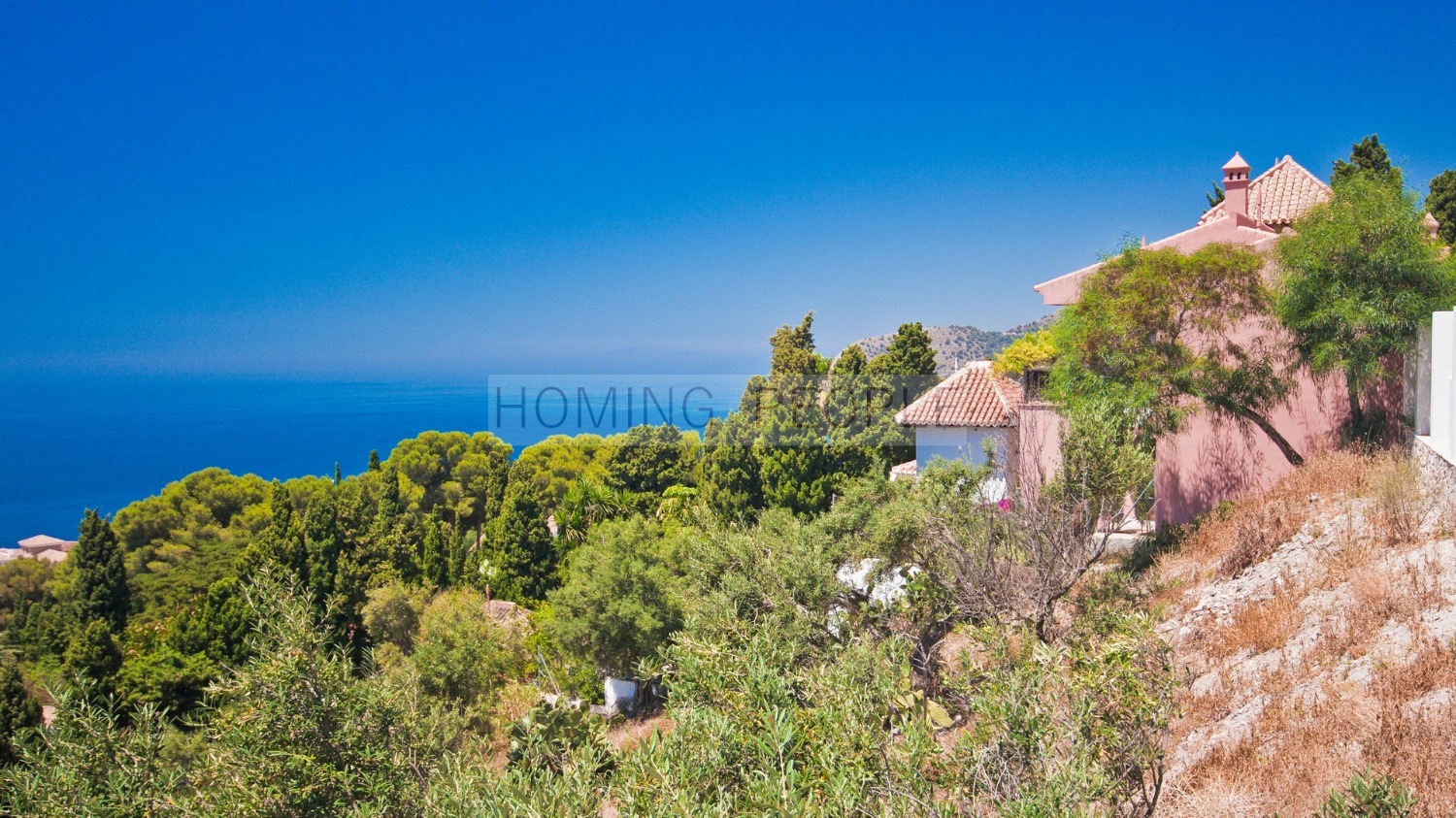 Chalet inmaculado con fantásticos jardines, piscina y casita de invitados.