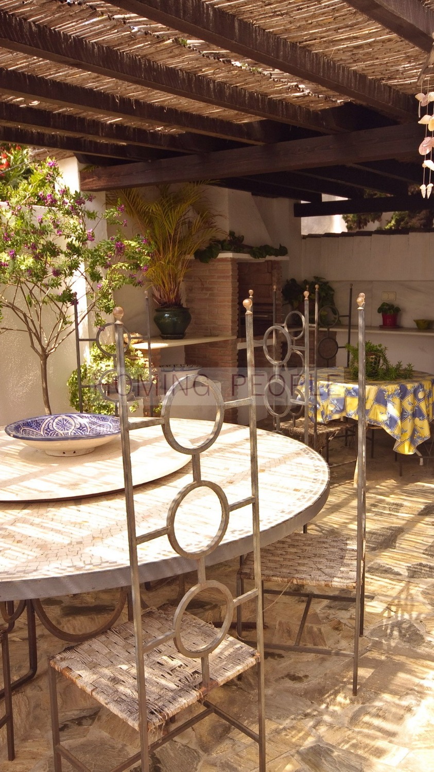Chalet inmaculado con fantásticos jardines, piscina y casita de invitados.