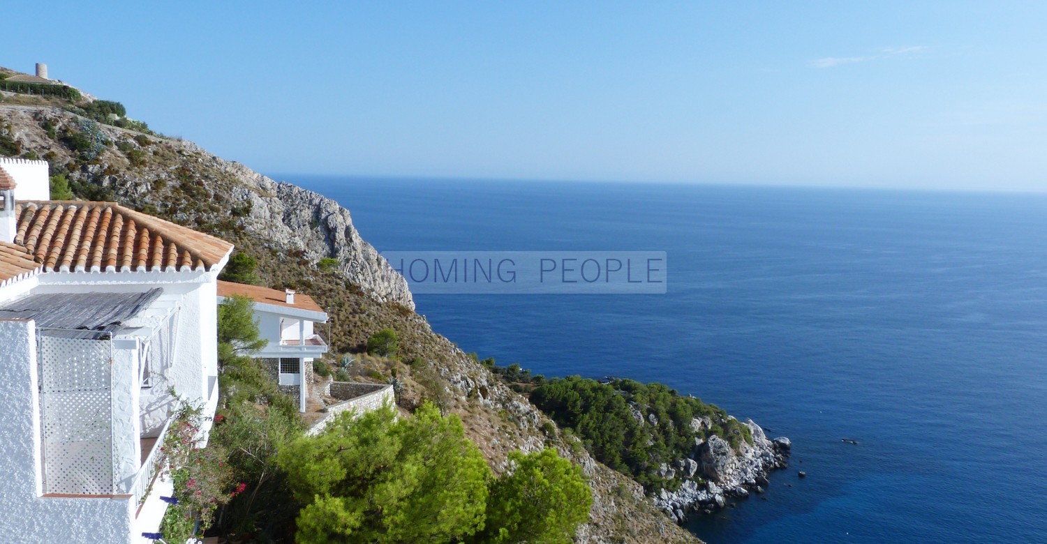 Parkland beachfront cliffs near neighbors