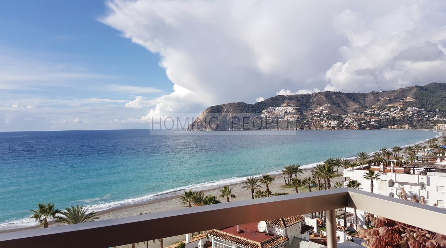 Ático en 1ª línea de playa con terraza y preciosas vistas a la bahía