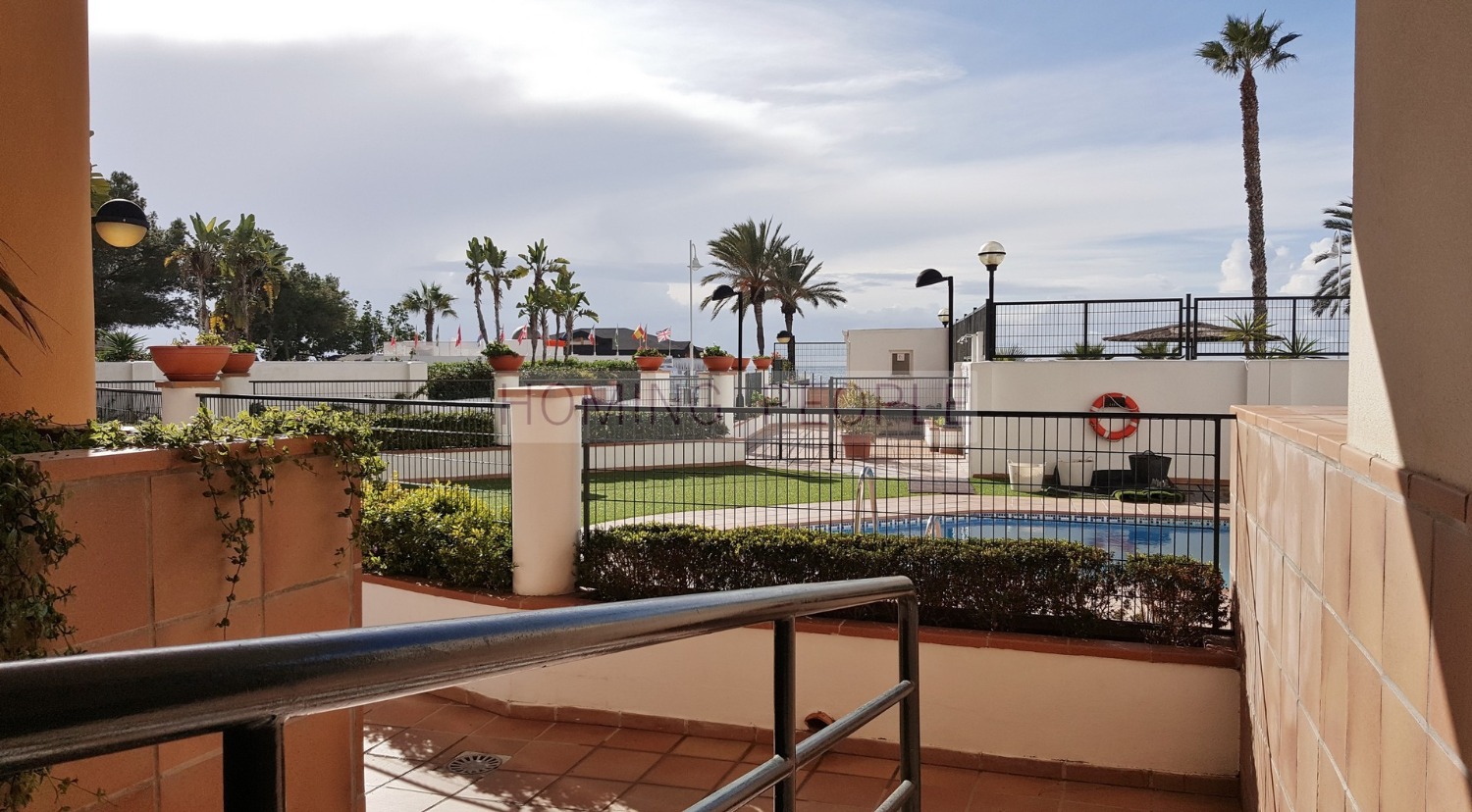 Ático en 1ª línea de playa con terraza y preciosas vistas a la bahía