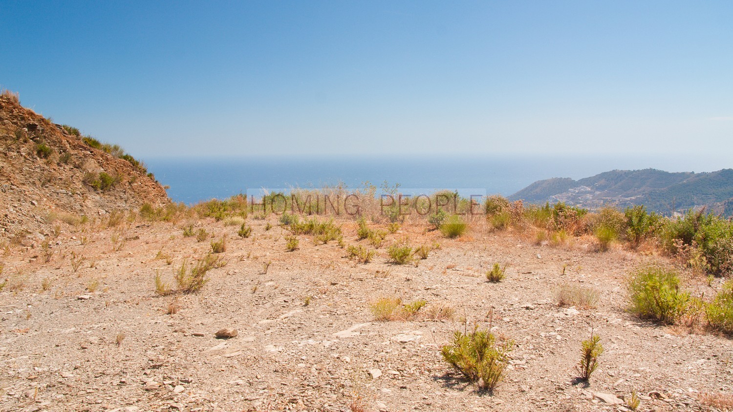 Plot of land with a flat area... and breathtaking views over the bay !