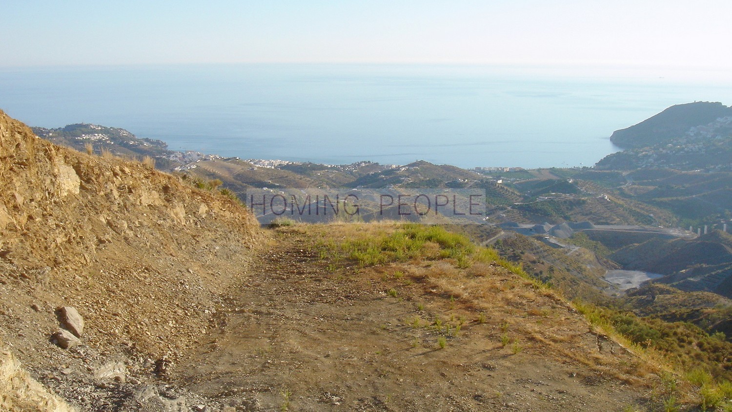 Plot of land with a flat area... and breathtaking views over the bay !