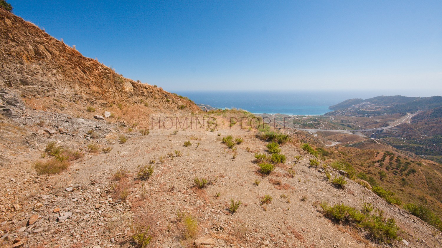 Plot of land with a flat area... and breathtaking views over the bay !