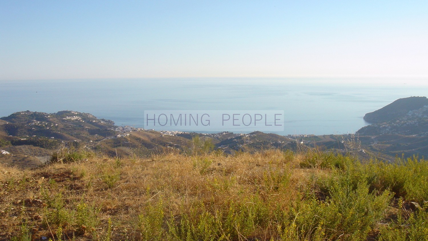 Plot of land with a flat area... and breathtaking views over the bay !