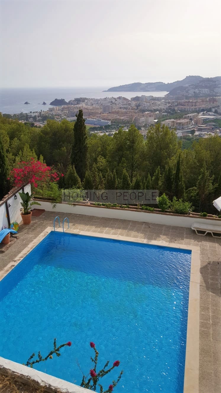 Fantástico chalet con piscina con acceso mediante escaleras