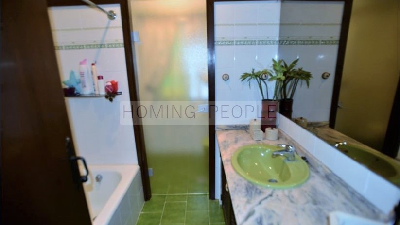 Fantástico chalet con piscina con acceso mediante escaleras