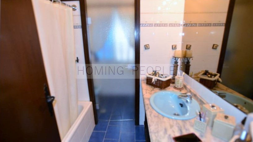 Fantástico chalet con piscina con acceso mediante escaleras