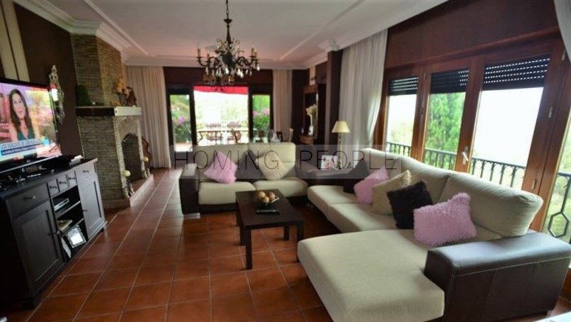 Fantástico chalet con piscina con acceso mediante escaleras