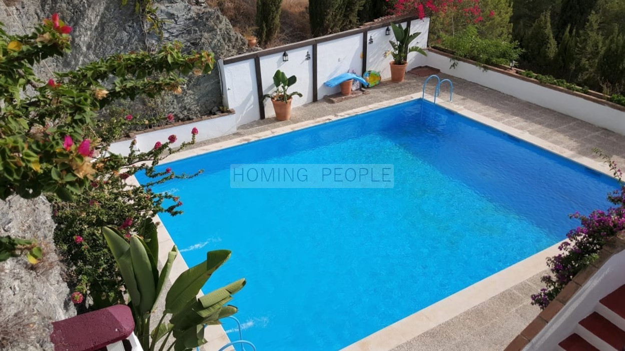 Fantastic villa with pool; access to the property through steps