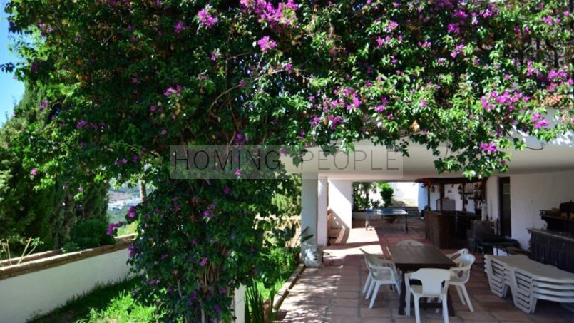 Fantástico chalet con piscina con acceso mediante escaleras