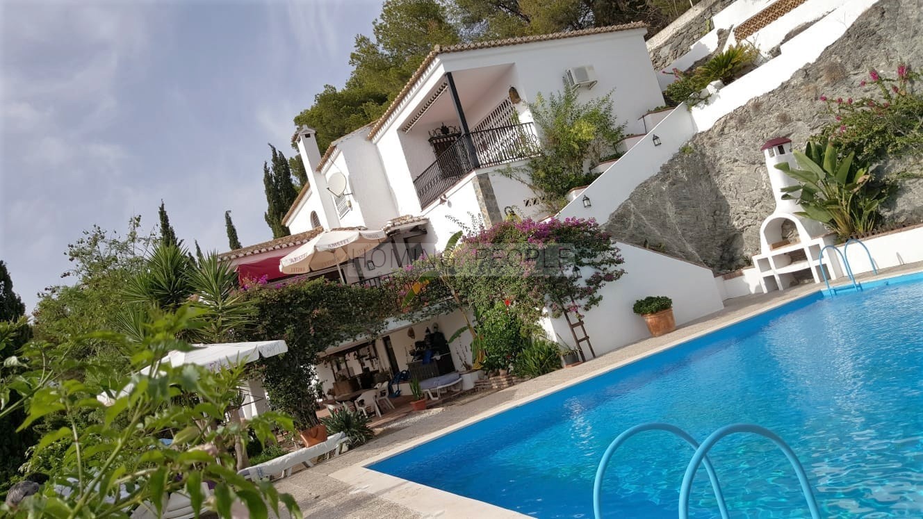 Fantástico chalet con piscina con acceso mediante escaleras