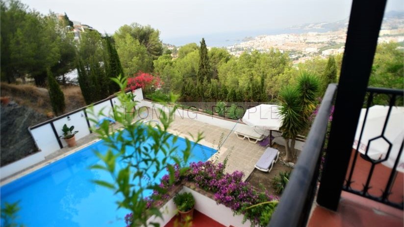 Fantástico chalet con piscina con acceso mediante escaleras