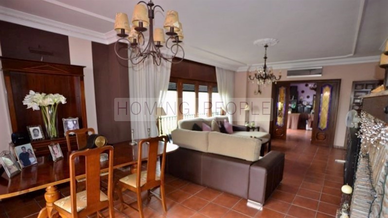 Fantástico chalet con piscina con acceso mediante escaleras