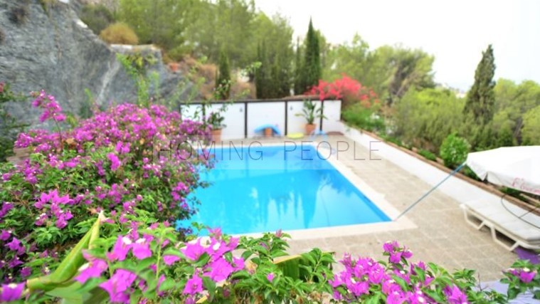 Fantástico chalet con piscina con acceso mediante escaleras