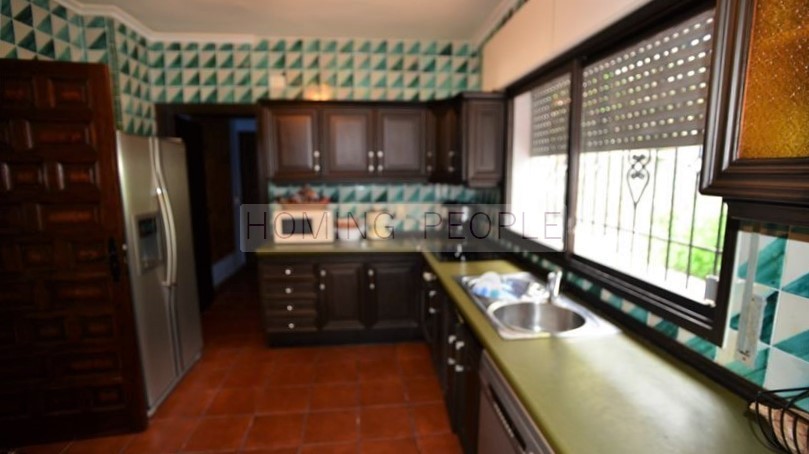 Fantástico chalet con piscina con acceso mediante escaleras