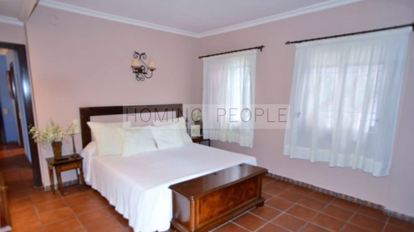 Fantástico chalet con piscina con acceso mediante escaleras