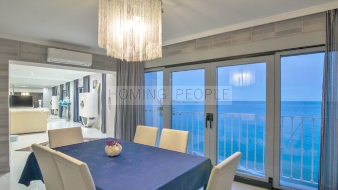 Emblematic, frontline villa with private access to the beach