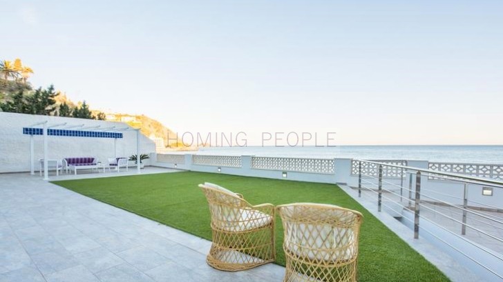 Villa emblématique en première ligne avec accés direct à la plage. A restaurer en tenant compte des possibilités d’extension.
