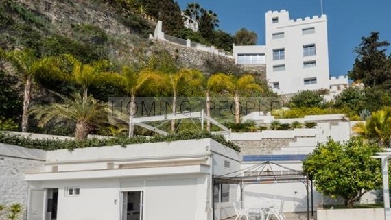 Villa emblématique en première ligne avec accés direct à la plage. A restaurer en tenant compte des possibilités d’extension.