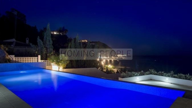 Emblematic, frontline villa with private access to the beach
