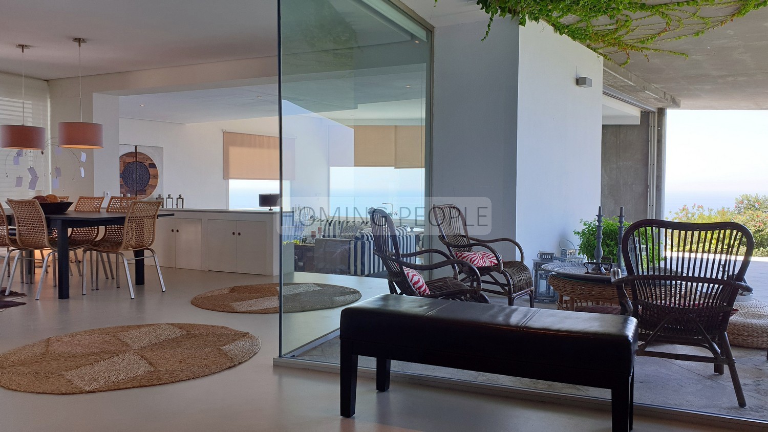 NO DISPONIBLE_Preciosa villa de diseño moderno en un acantilado sobre el mar