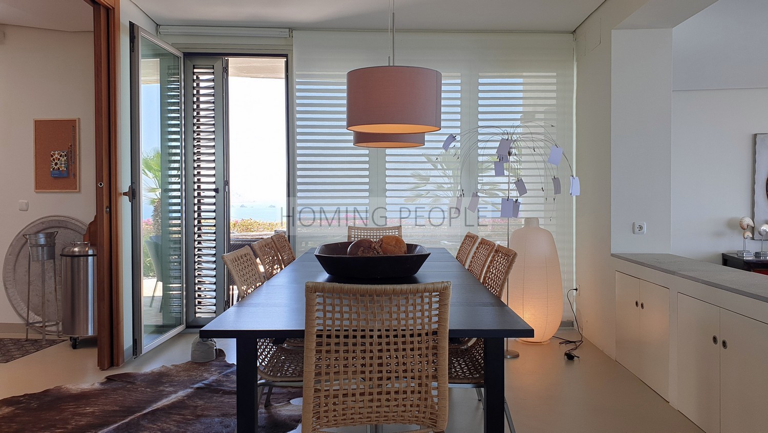 NO DISPONIBLE_Preciosa villa de diseño moderno en un acantilado sobre el mar