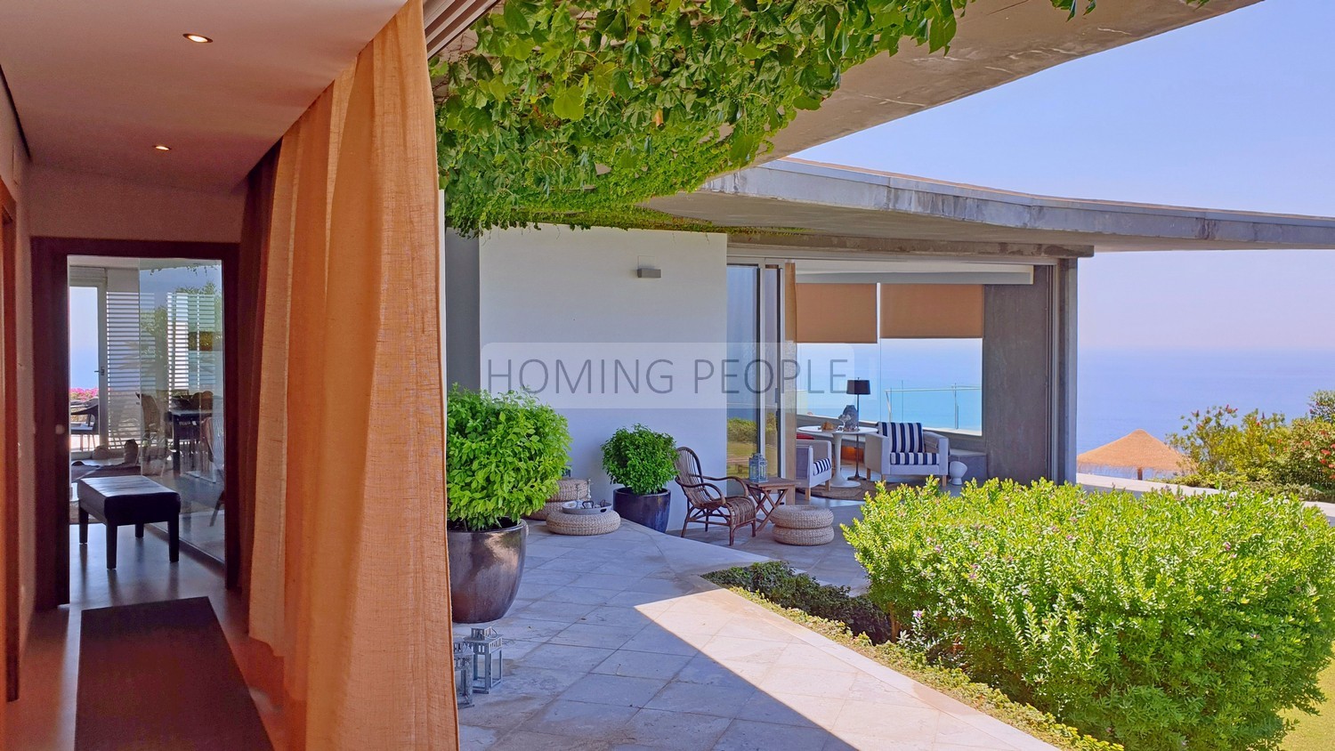 NO DISPONIBLE_Preciosa villa de diseño moderno en un acantilado sobre el mar