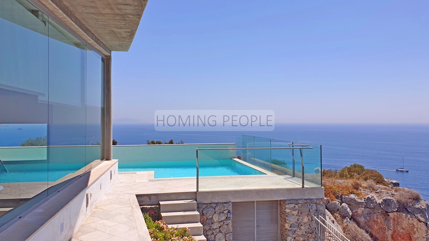 Preciosa villa de diseño moderno en un acantilado sobre el mar