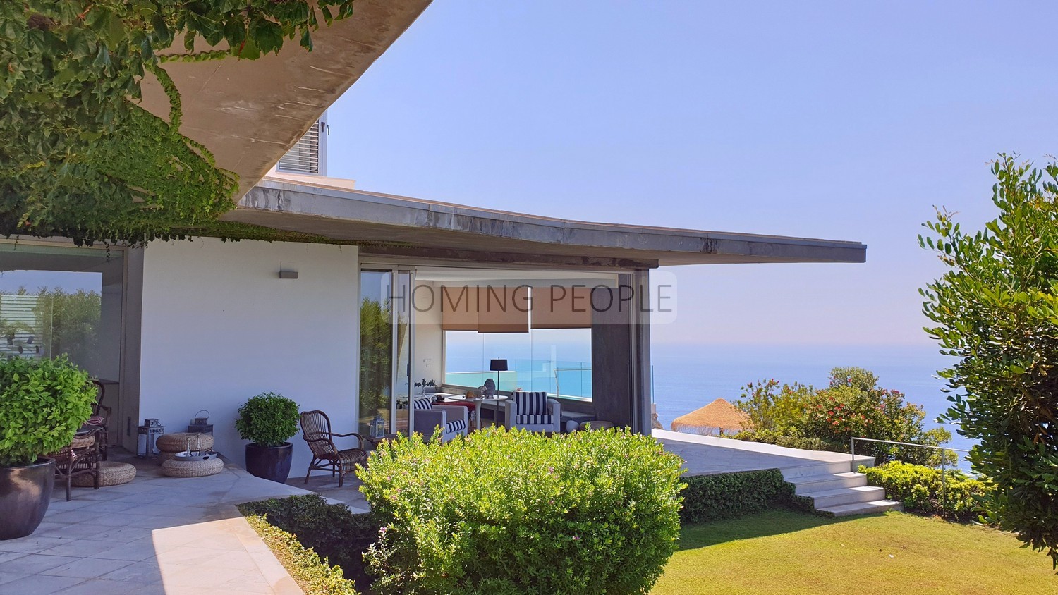 Magnifique villa moderne de design sur une falaise surplombant la Méditerranée